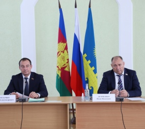 Председатель парламента Кубани Юрий Бурлачко отчитался о работе депутатов по выполнению наказов избирателей.